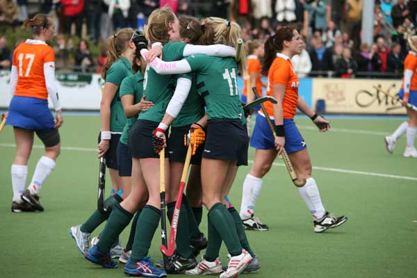Na een 0-1-achterstand hebben de vrouwen van Push Bloemendaal met 3-1 verslagen. foto Gert-Jan van Linschoten